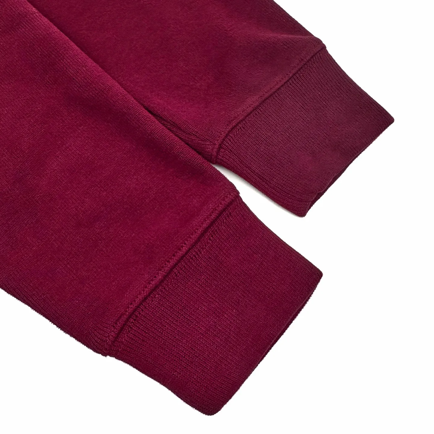 P340 Ralph Lauren colorful pony embroidered half-turtleneck sweatshirt. The original version was purchased for 1,690. The fabric is made of custom-made Yayun essence cotton velvet. It is soft and silky, comfortable and close to the skin. It is based on low-saturated brown and red and incorporates a hint of mystery in purple. The exquisite colorful pony logo jumps into burgundy and brings focus. It is highly recognizable. Simple and smooth lines outline the overall outline. The half-zipper design is sublimated. The leather tab of the zipper head is aged and slightly raw edges are retained. Hidden in the unintentional beauty, in the name of design, we create a new fashion realm for sweatshirts, using imported machine embroidery technology. We use advanced computer control systems and precision mechanical components to realize pony logo embroidery operations with high precision. The lines are smooth and delicate, and the fabrics have been washed. It has a better hand feel and texture. It is not easy to deform, shrink or fade, and maintains long-term beauty. Size:S-M-L-XL